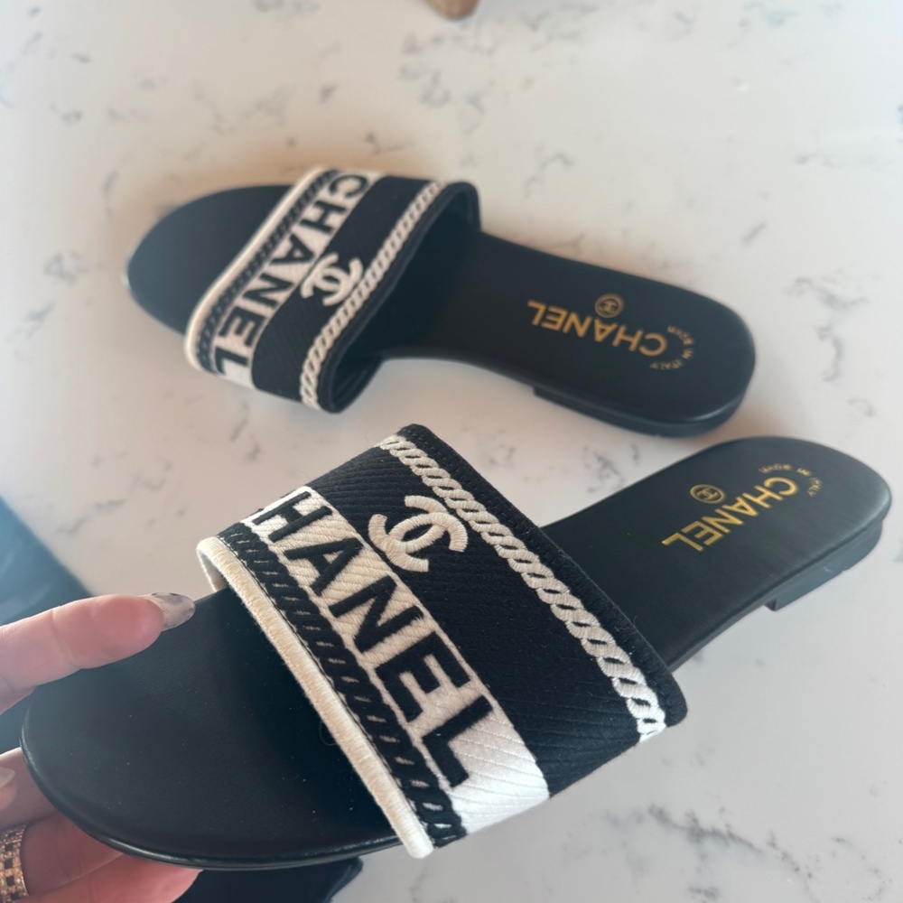 CHANEL WOMEN SLIDES BRAND NEW EU SIZE 41 BLACK & WHITE - Picture 2 of 8